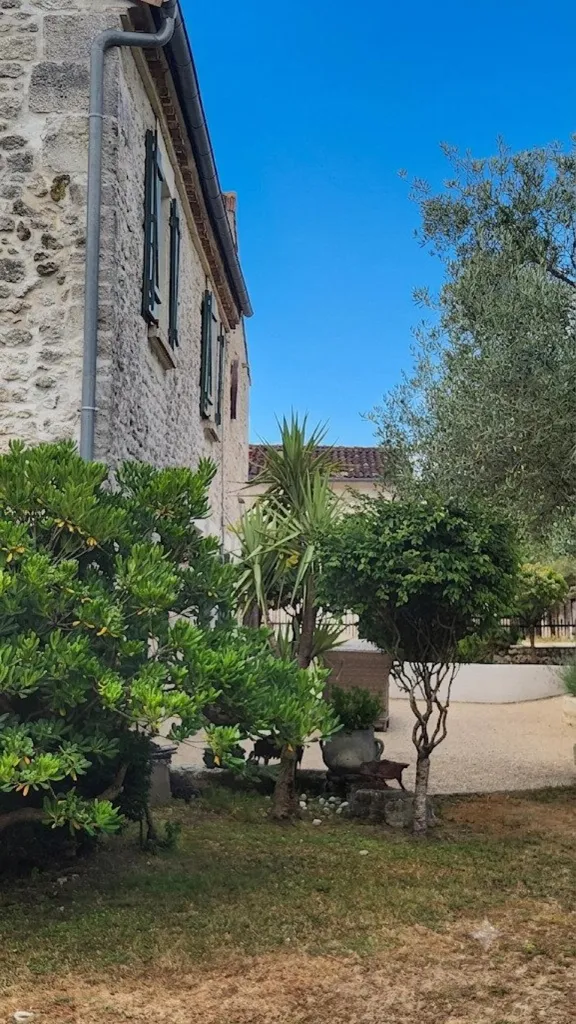 Jardin - Ensemble de deux maisons charentaises avec piscine à Soulignonne