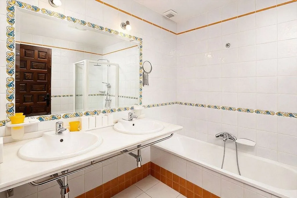 Bathrooms - Andalusian Cortijo with Pool in Almogía