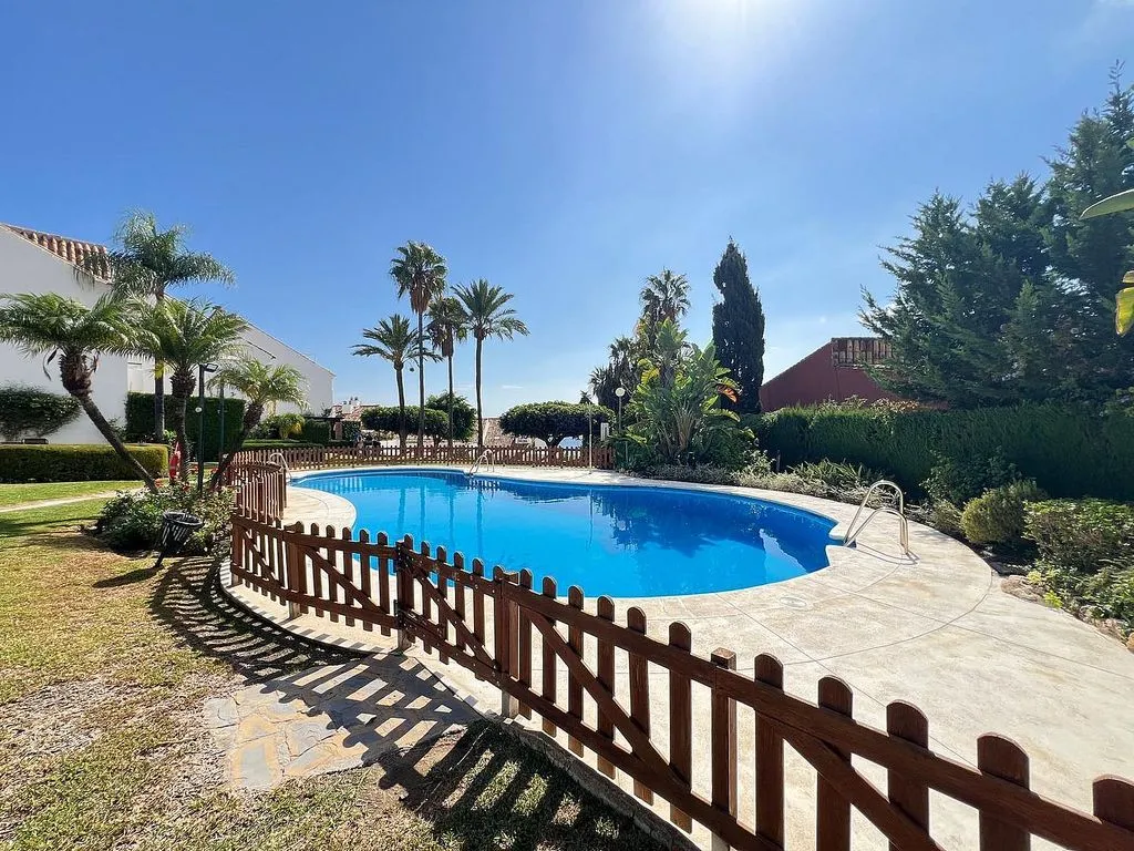 Piscine - Semi-detached House with Pool on National Road