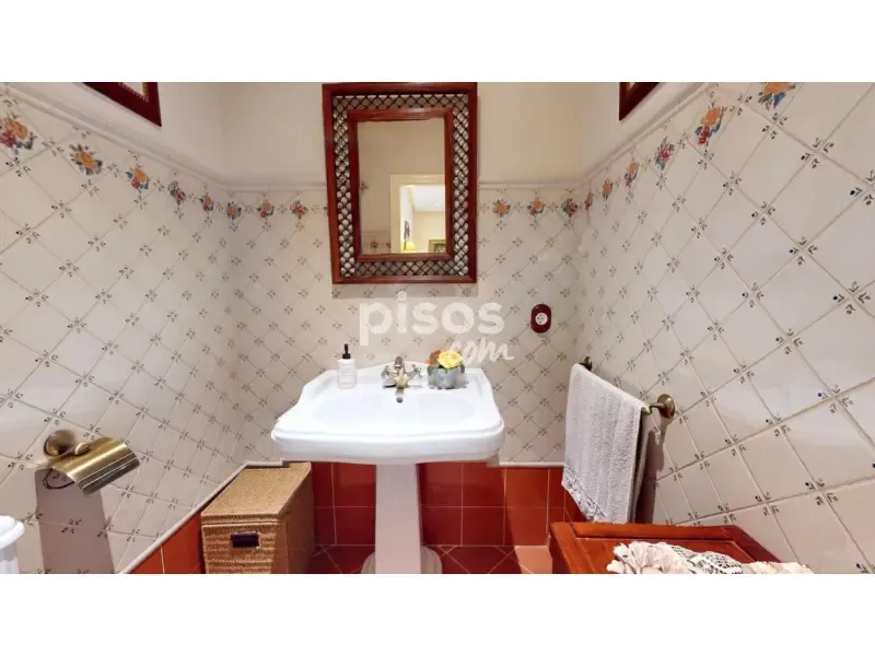 Salles de bain - Two-Storey House with Solar Panels in Majaneque