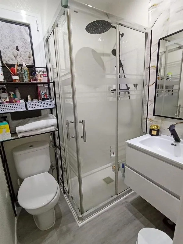 Bathrooms - Apartment with Air Conditioning in Canovelles