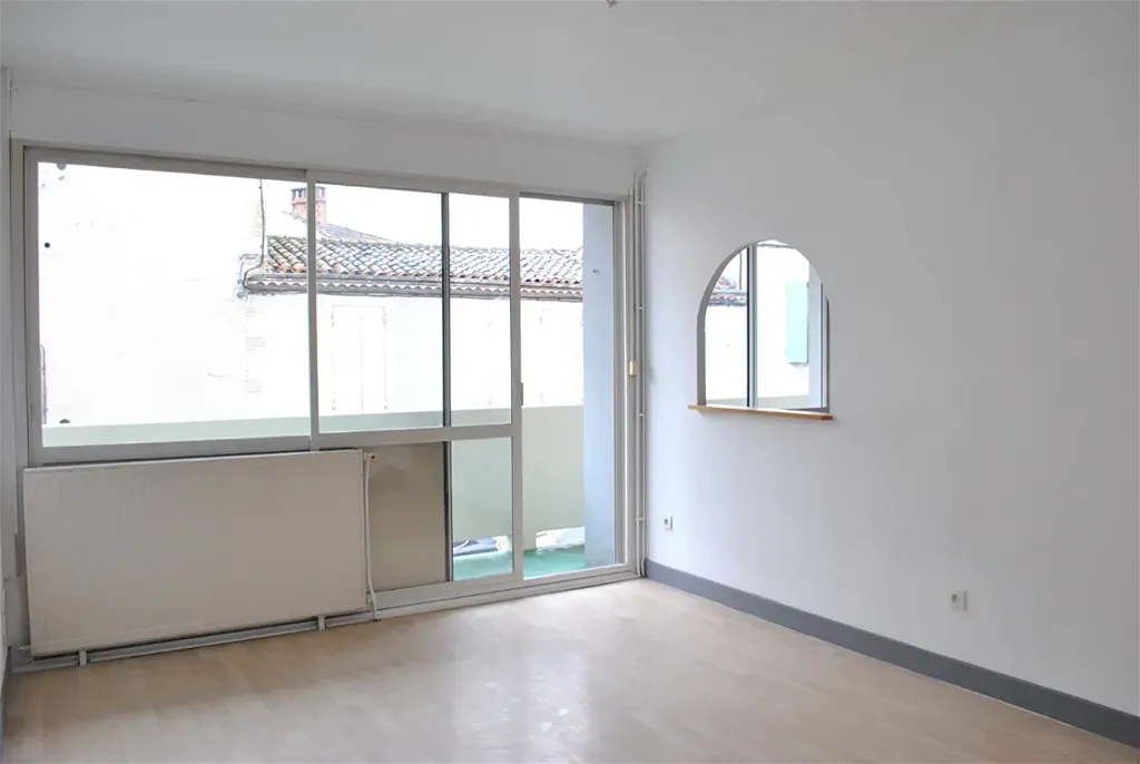 Rooms - 3-Bed Apartment with Balcony in Agen