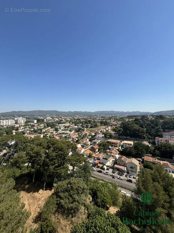 Bright Apartment with Balcony View in Marseille-13