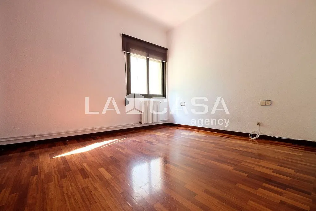 Toad - East-West Oriented Flat near Passeig Maragall