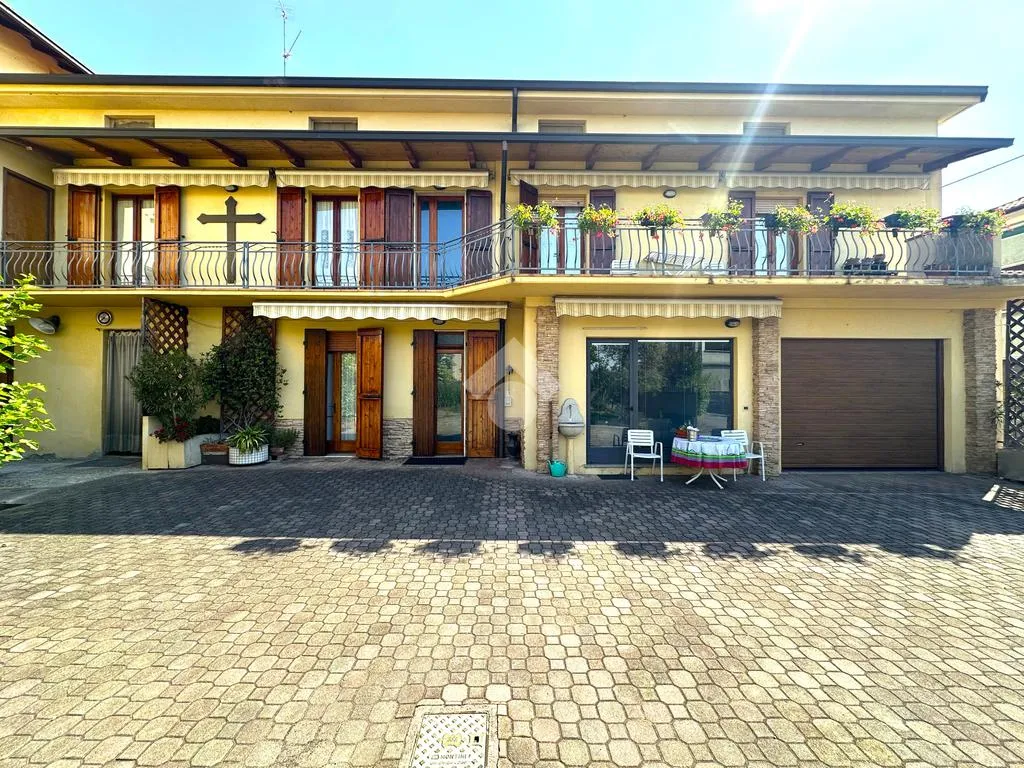 Välivaade - Central Bifamiliare with Private Garden in Adro