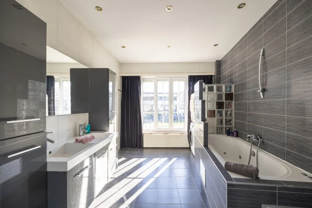 Bathrooms - Master House with Garden in Antwerp Deurne