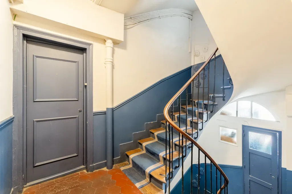 Pièces - Studio avec Vue Est à Paris 75009