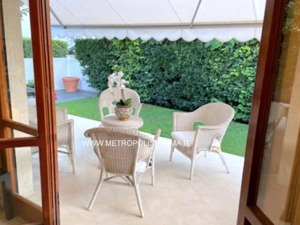 Terrace - Luxury Villa with Garden in Forte dei Marmi