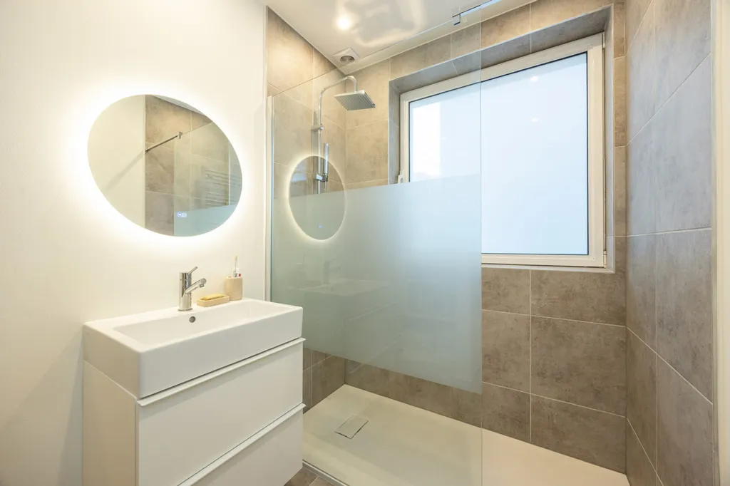 Salles de bain - Duplex Contemporain avec Garage à Anvers