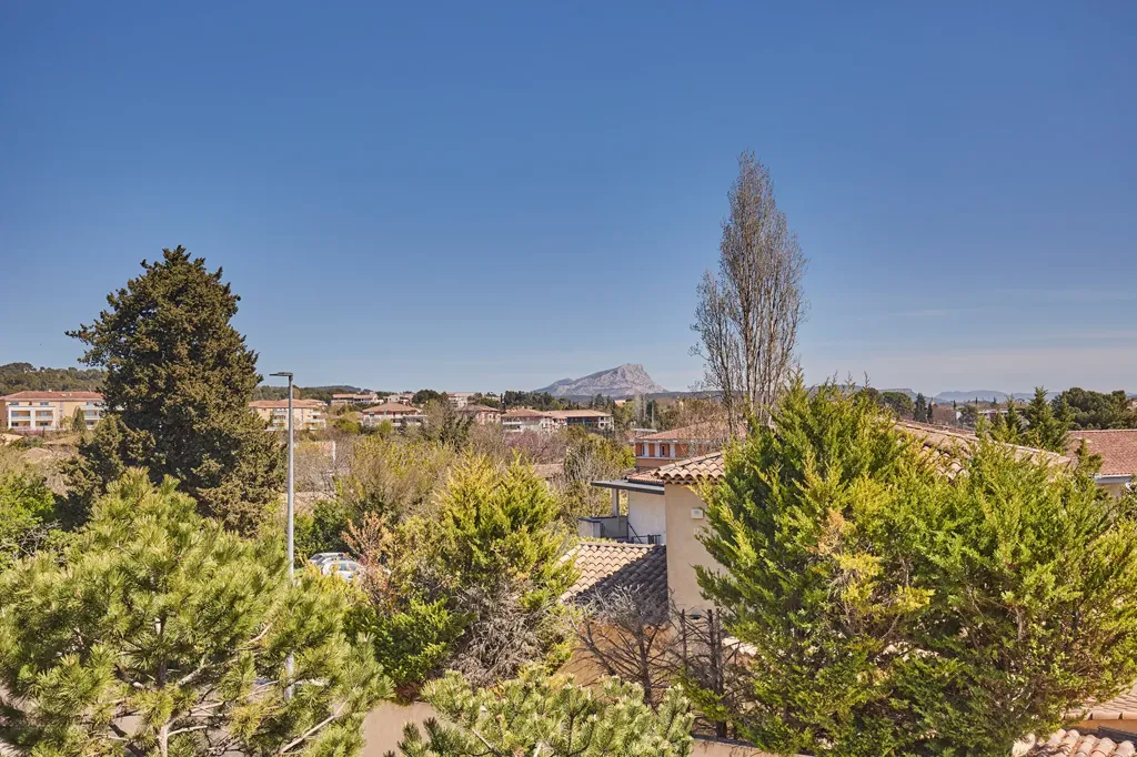 Appartement Traversant avec Terrasse à Aix-en-Provence