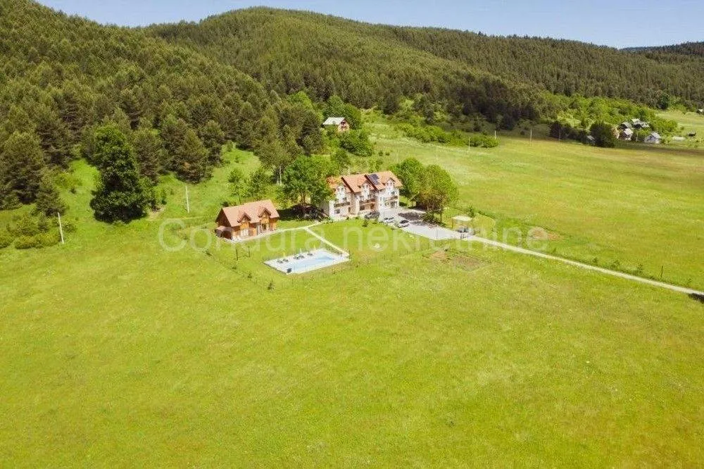 Vue aérienne - Commercial-Residential Complex with Pool in Donji Babin Potok