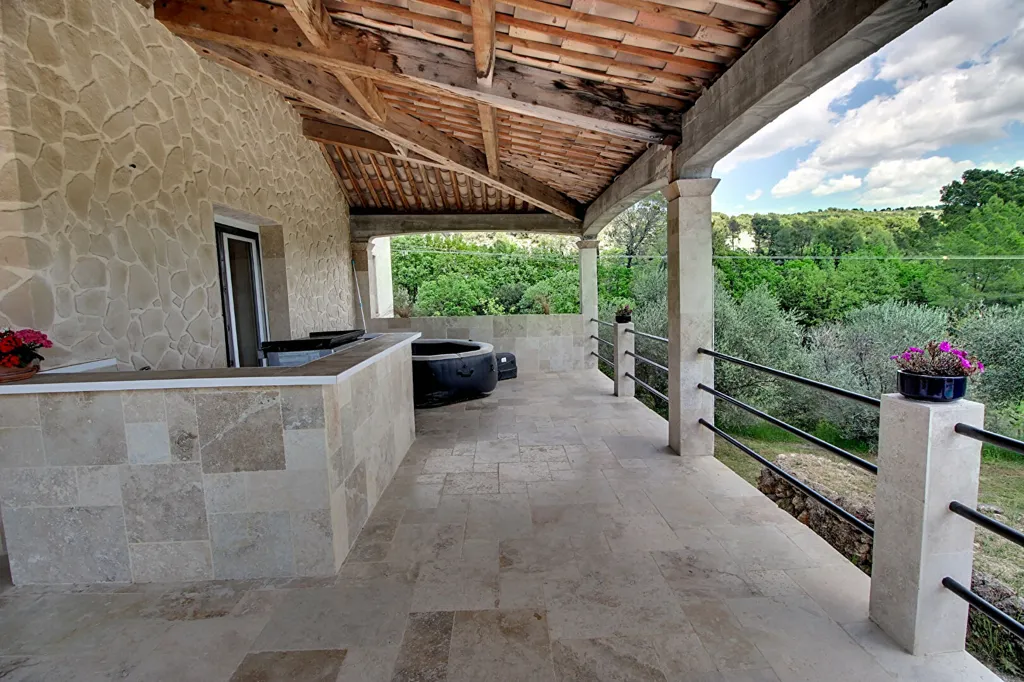 Terrasse - Maison avec Piscine et Potentiel d'Agrandissement à Salernes