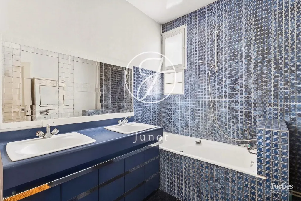 Salles de bain - Appartement Traversant avec Balcon Sud à Paris 75009