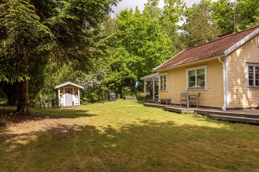 Esterno - Charming Cottage with Forest Glade in Ängsholmen