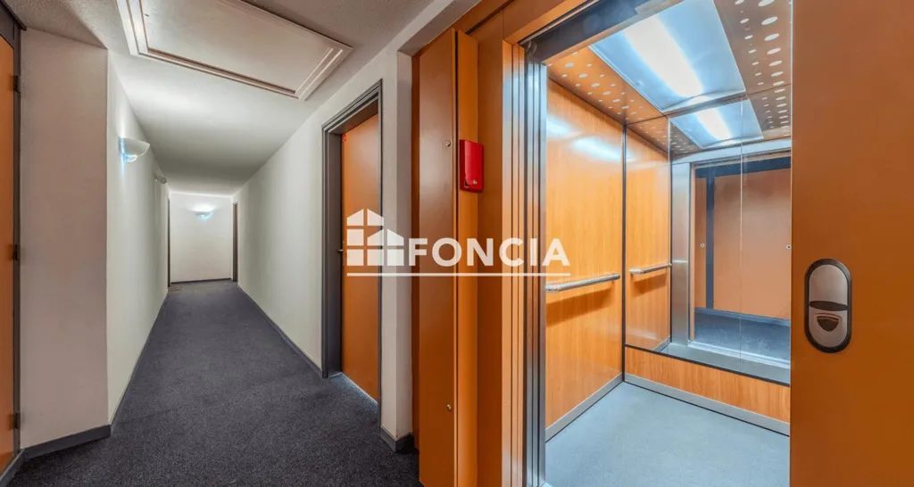 Esik - Spacious 3-Bed Flat with Balcony in La Cavale Blanche