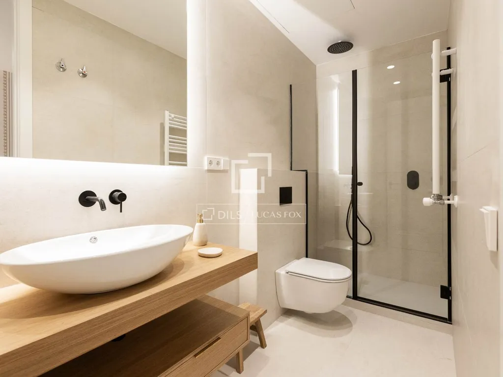 Bathrooms - Luxury Flat with High Ceilings in Salamanca