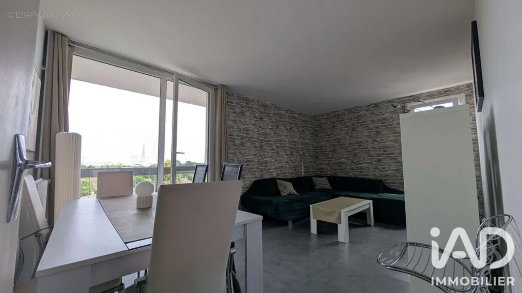 Living Room - T2 Apartment with Balcony in Cergy