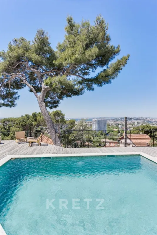 Piscine - Maison Contemporaine avec Vue Panoramique à Marseille