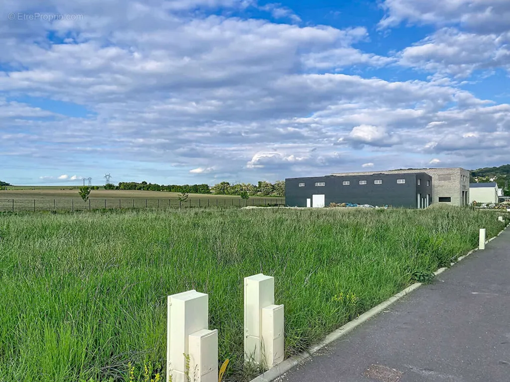 Garden - Commercial Plot with Easy Access in Villiers Saint Frédéric