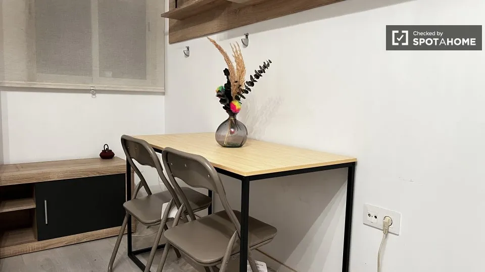Salle à manger - Shared Room in Nou Moles with Lift