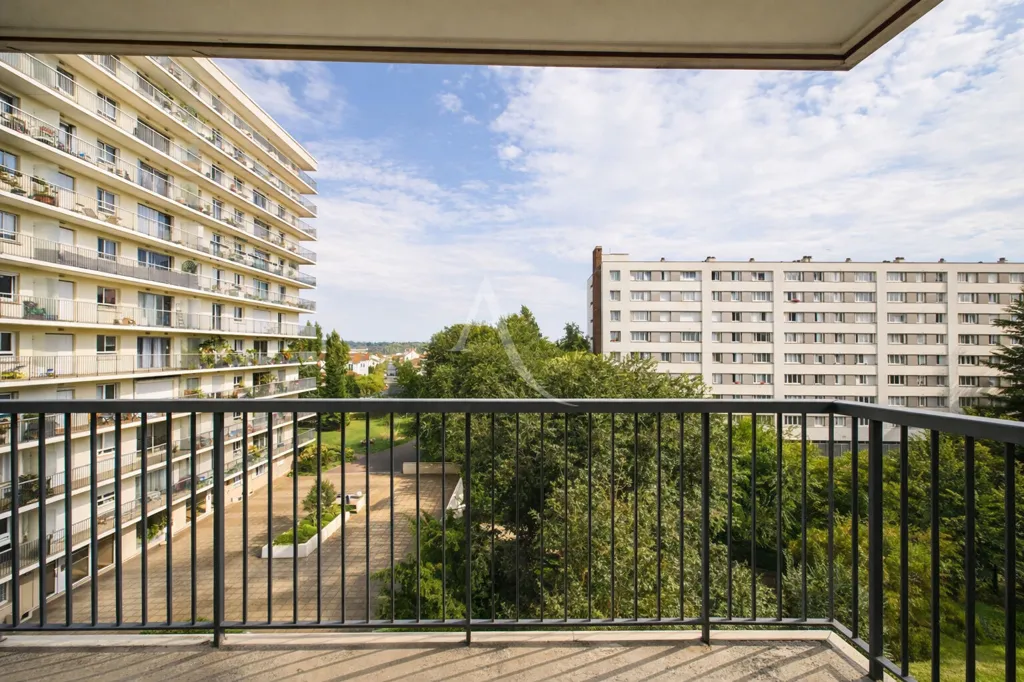Balcony - 3-Bedroom Flat with Balcony in Maisons-Alfort