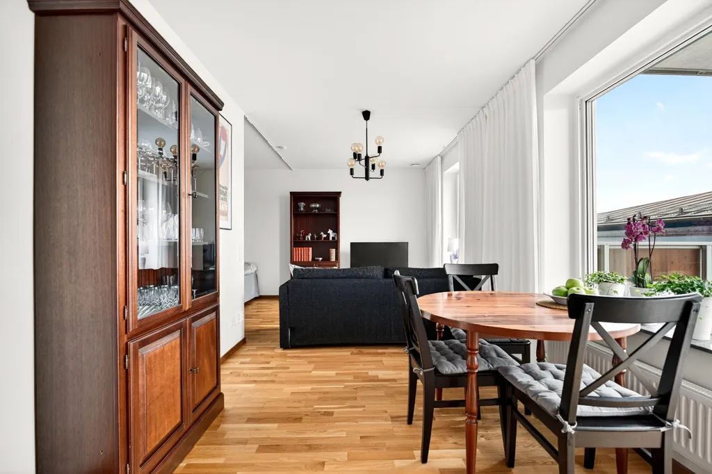 Sala da pranzo - Modern 1.5-Bedroom Flat with Balcony in Kungsängen