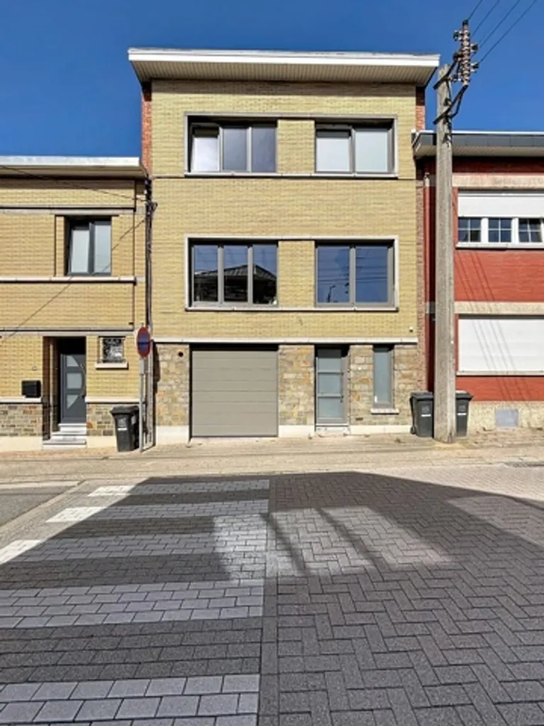Extérieur - Maison de Bel Étage avec Terrasse et Jardin à l'Ouest