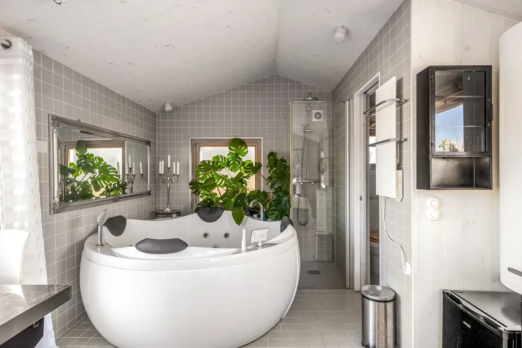 Salles de bain - Three-Unit Property with Garden in Stäket