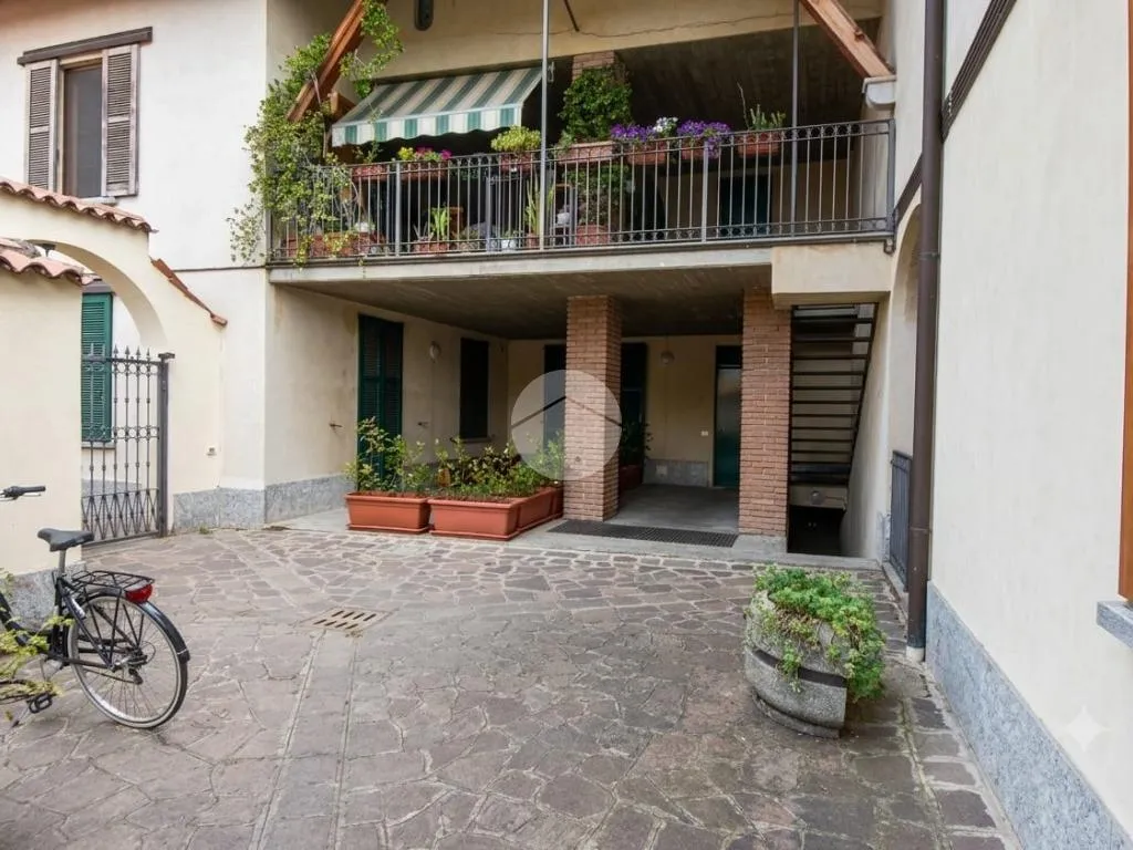 Giardino - Two-Bedroom Apartment with Private Portico in Vimercate