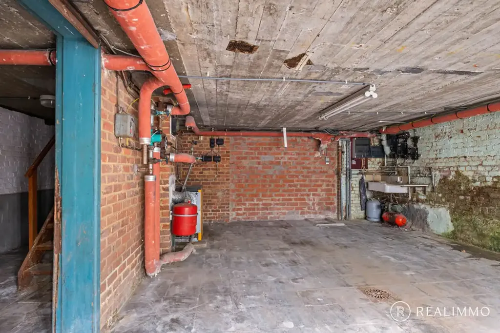 Garaaž - Renovatable House with Double Garage in Avelgem