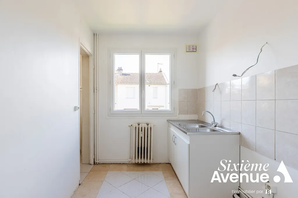 Vannitoad - 3-Bed Flat with Balcony in Viry-Châtillon