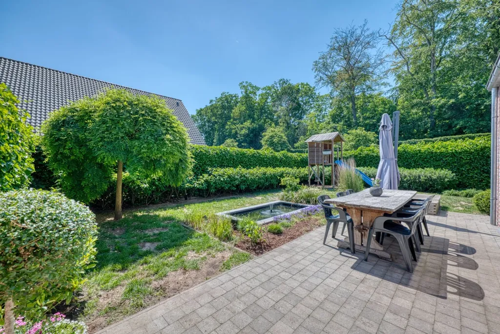 Aed - Semi-Open House with Garden near Centre
