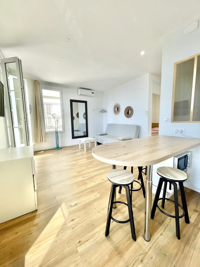 Söögituba - 3-Bed Apartment with 180° Sea View in Nice