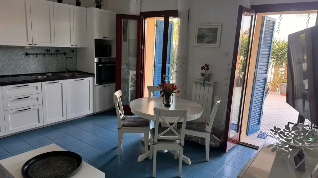 Salle à manger - Modern Apartment with Private Courtyard in Porto Recanati