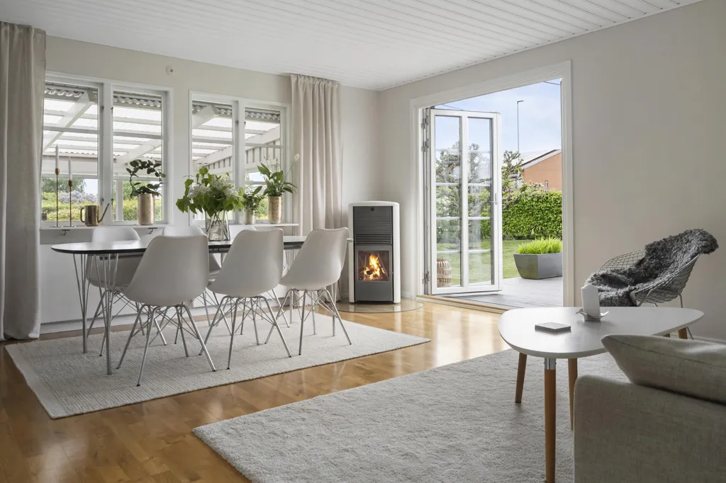 Söögituba - Corner Plot Villa with Garden in Västerdala