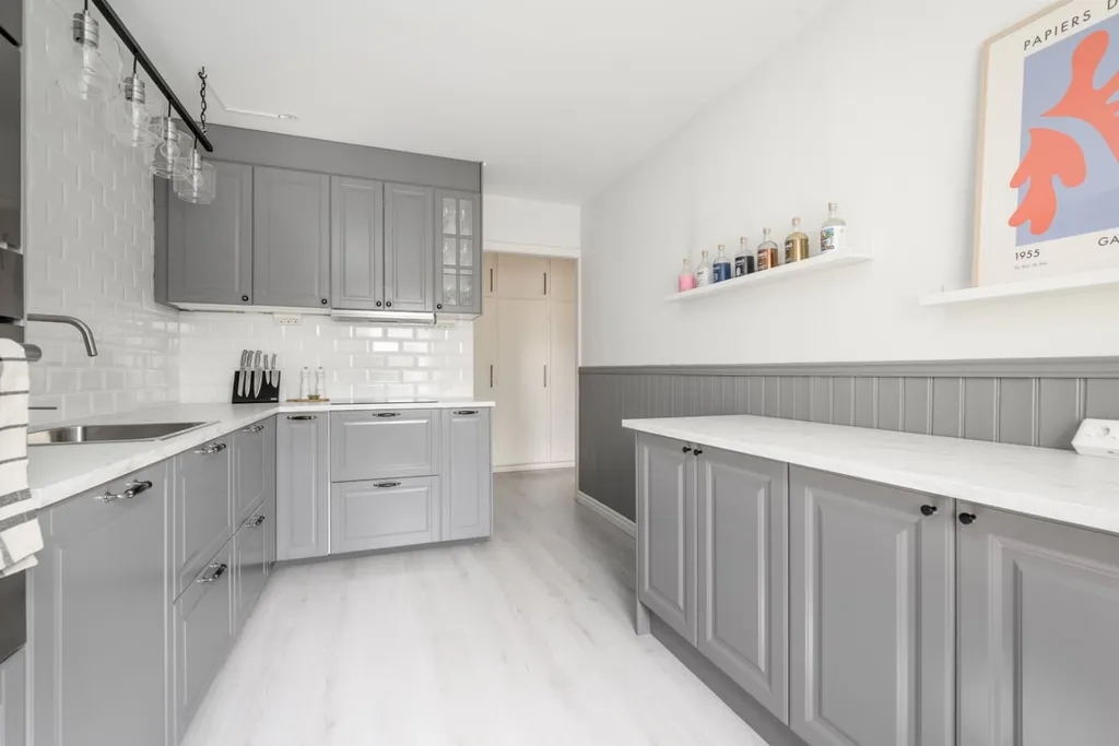 Cuisine - Modernised Flat with Glass Balcony in Central Location