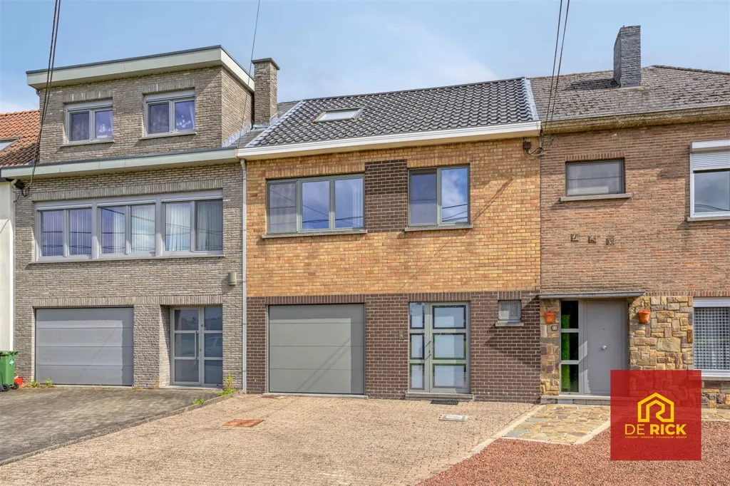 Extérieur - Maison Moderne avec Terrasse à Hofstade