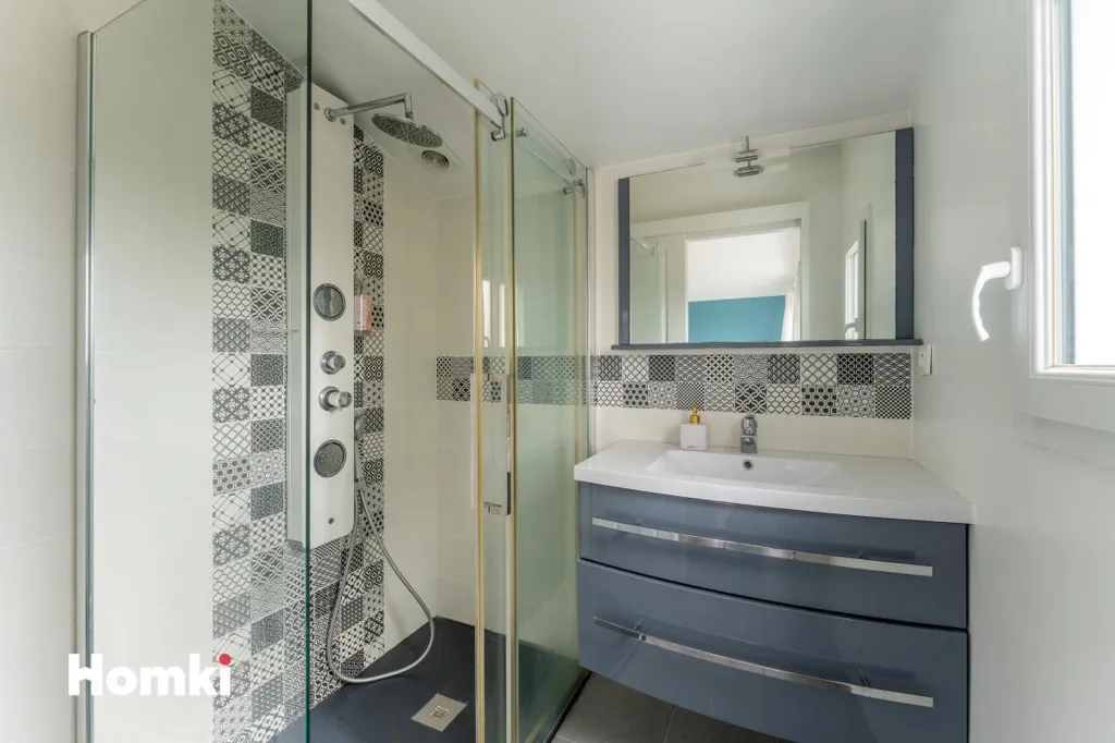 Bathrooms - Family House with Pool in Montussan