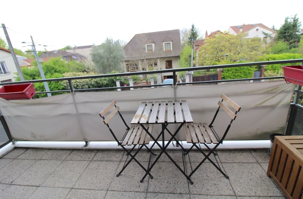 Balcony - Bright 3-Bed Flat with Balcony in Champigny-sur-Marne