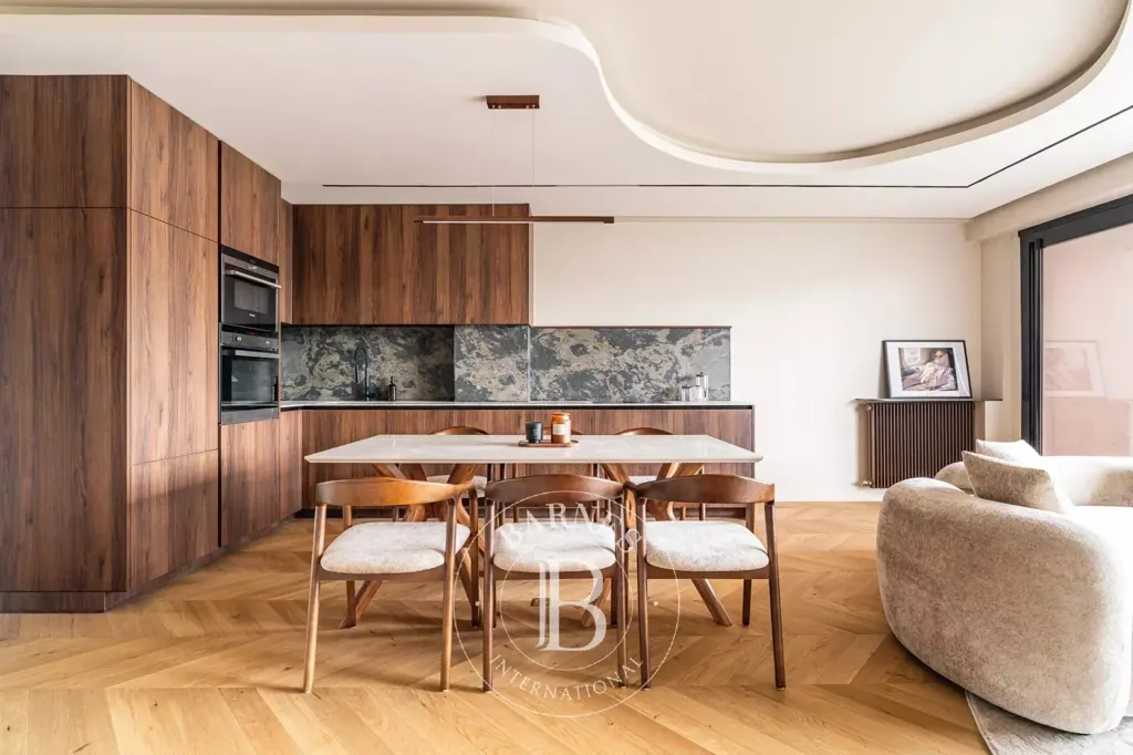 Köök - Dual Aspect Flat with Balcony in Paris 16th