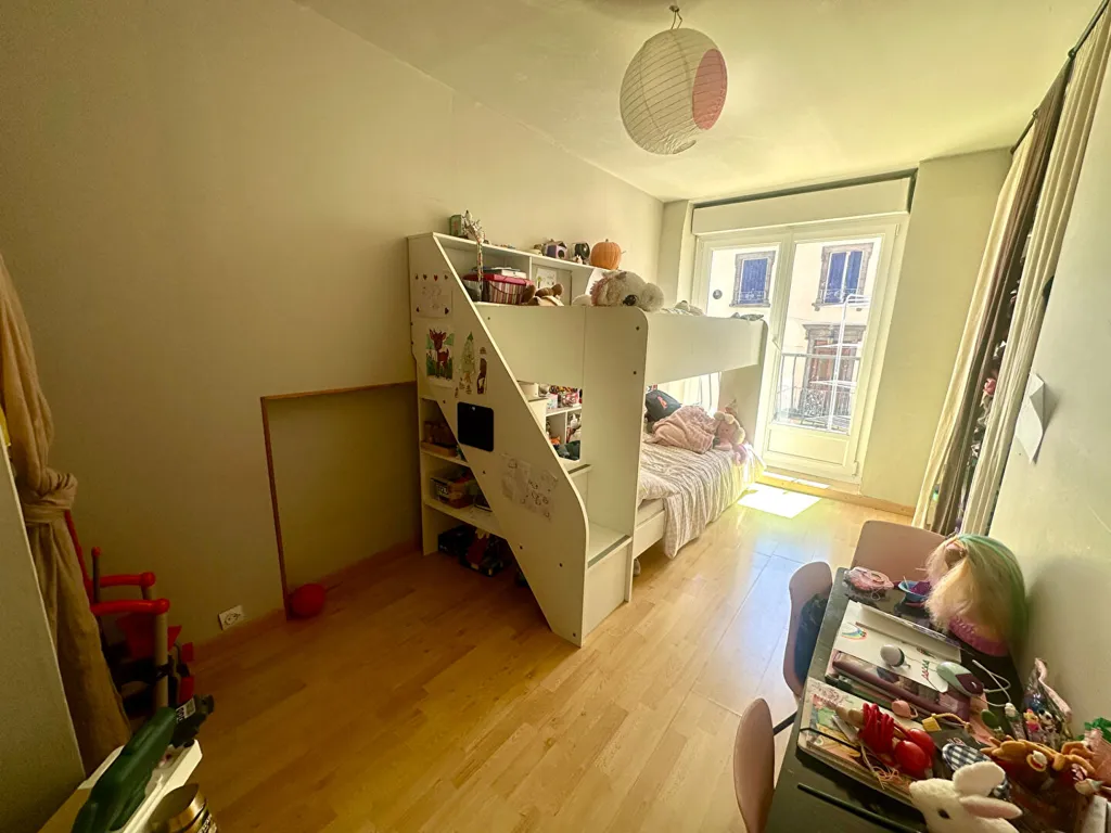 Chambres - Maison Individuelle avec Balcon au Centre de La Roche Blanche