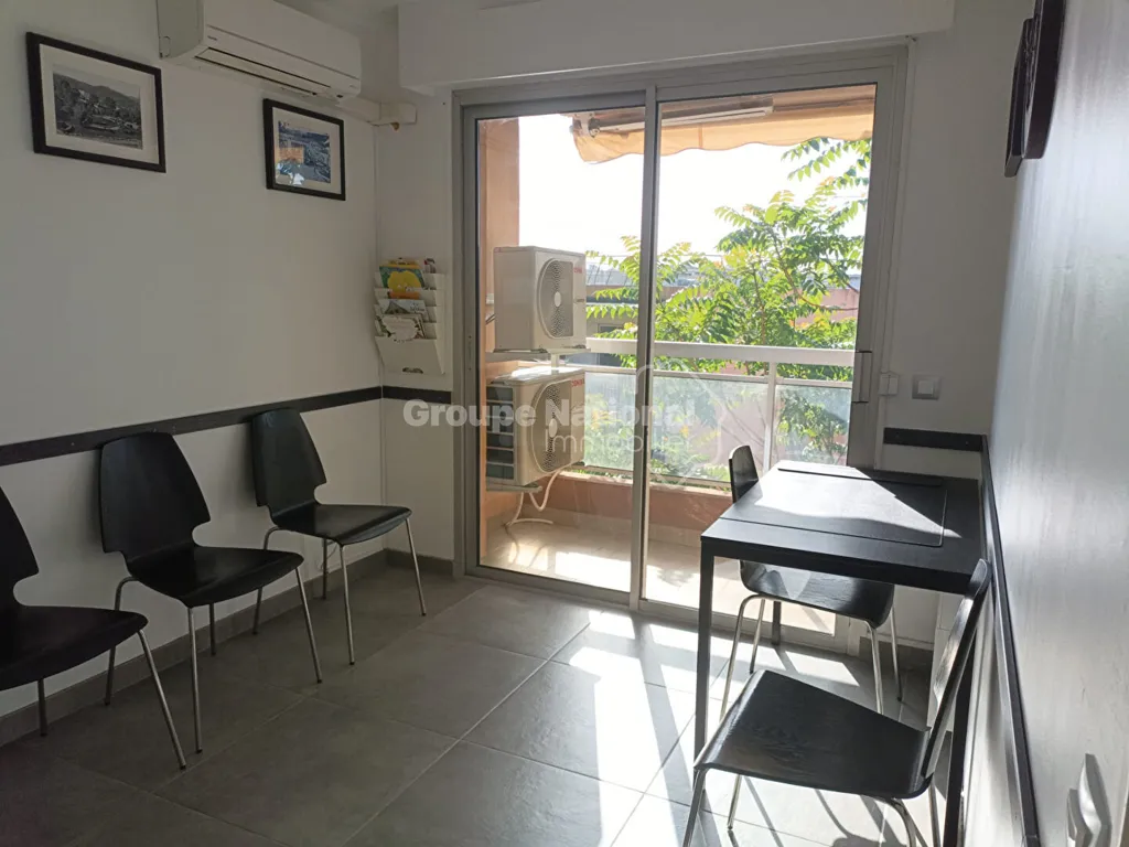 Söögituba - 2-Bedroom Flat with Balcony in Peymeinade