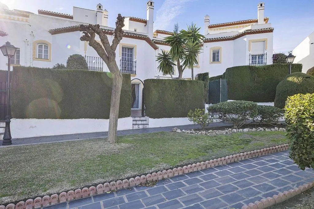 Exterior - Semi-Detached House with Pool in Bel Air