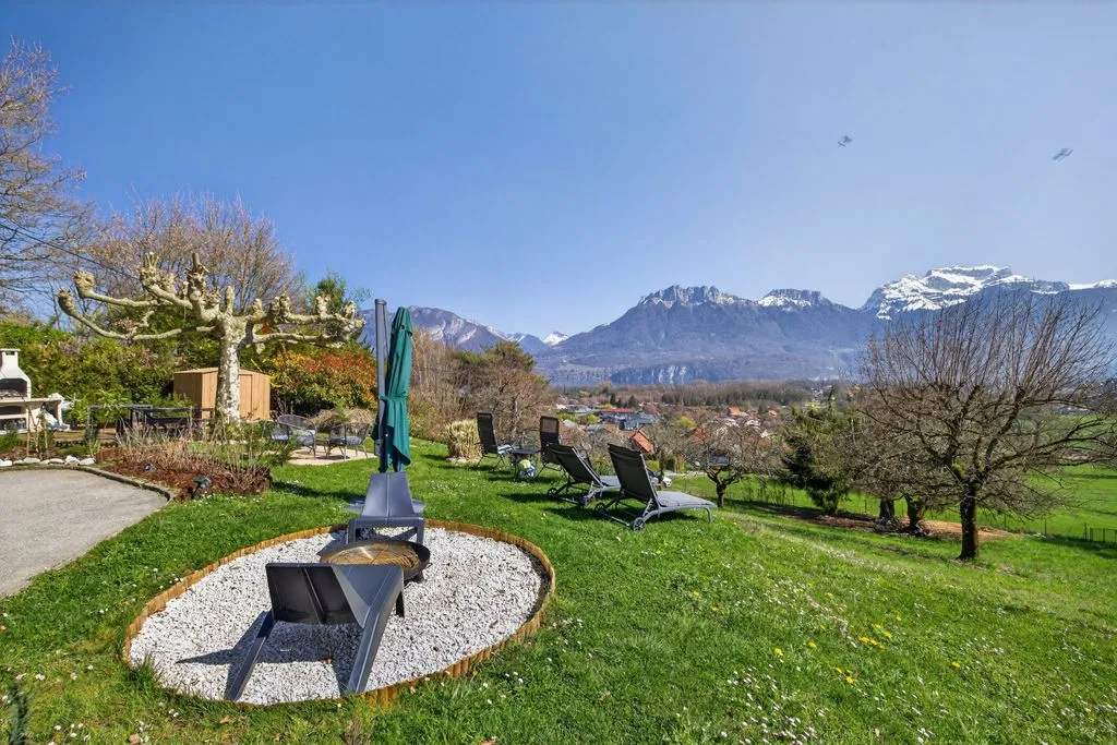 Aed - Renovated Chalet with Lake and Mountain Views in Annecy