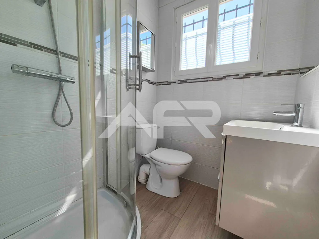 Salles de bain - Studio Calme avec Parking à Montesson