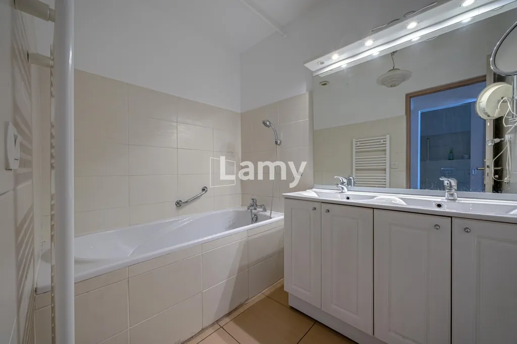 Bathrooms - Traversant Apartment with Balcony in Annecy