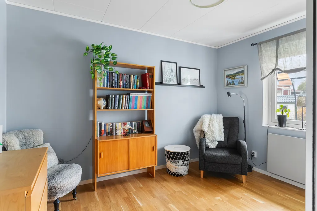 Bureau - Family Villa with Pool in Eskilstuna