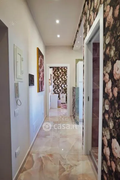 Entrée - Rented Two-Bedroom in Central Salerno