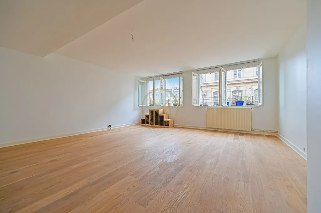 Toad - Apartment with West-Facing Terrace in Paris 9th