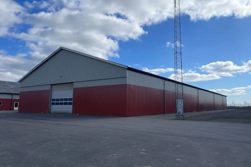 Esterno - Warehouse with Asfalt Floor near Motorway
